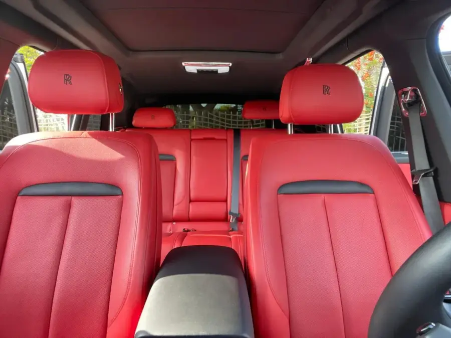 เช่ารถ Rolls-Royce Cullinan สีขาว 2020 ในดูไบ — รูปที่ 6 จาก 7