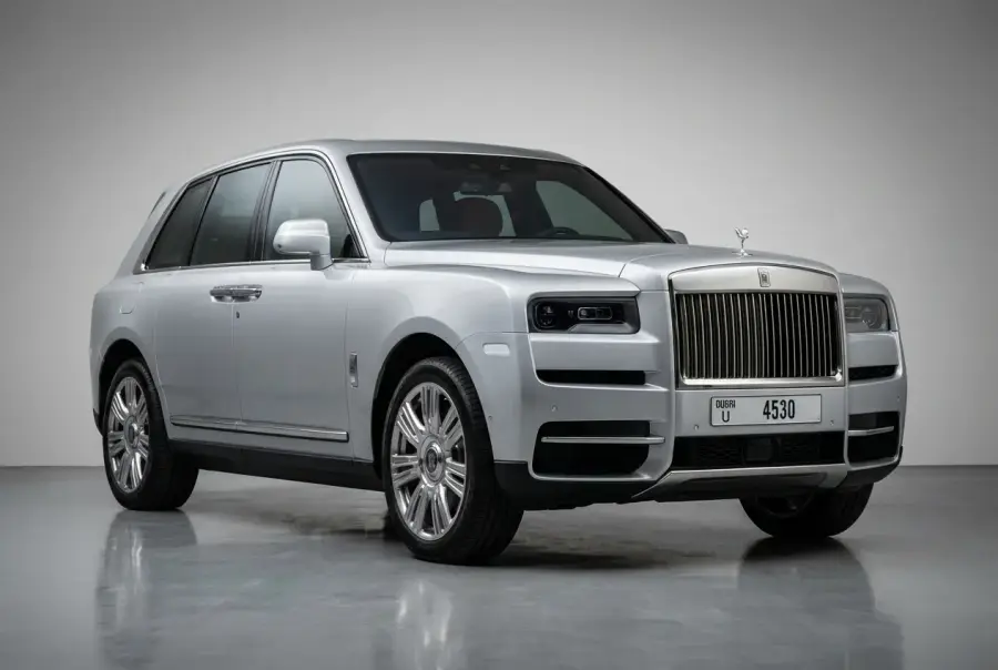 Alquile un Rolls-Royce Cullinan Silver 2020 en Dubái — foto 2 de 6