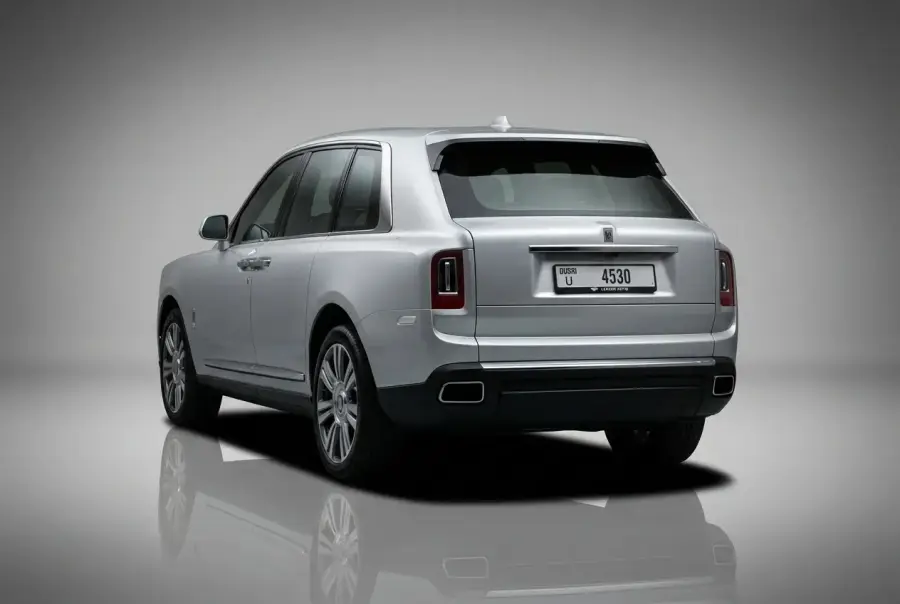 Alquile un Rolls-Royce Cullinan Silver 2020 en Dubái — foto 3 de 6