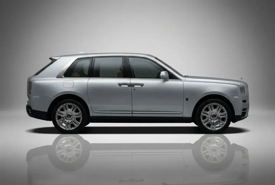 Alquile un Rolls-Royce Cullinan Silver 2020 en Dubái — foto 4 de 6