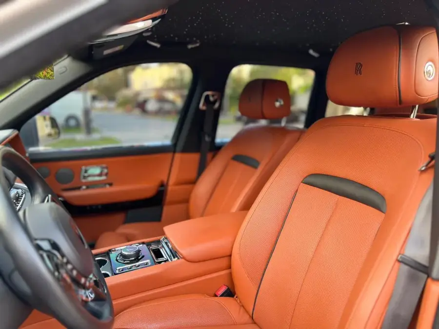 Alquile un Rolls-Royce Cullinan Silver 2020 en Dubái — foto 5 de 6