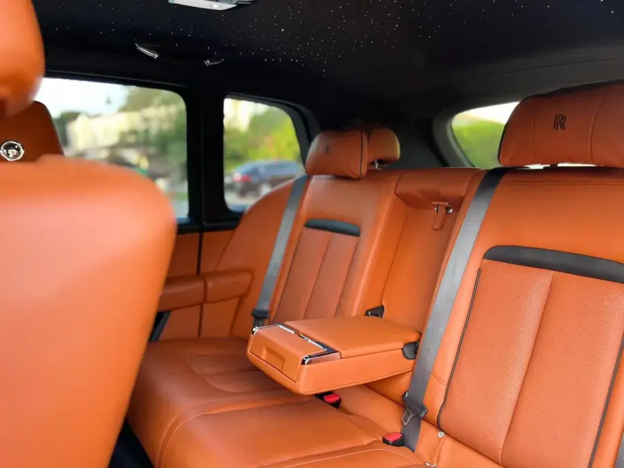 Alquile un Rolls-Royce Cullinan Silver 2020 en Dubái — foto 6 de 6