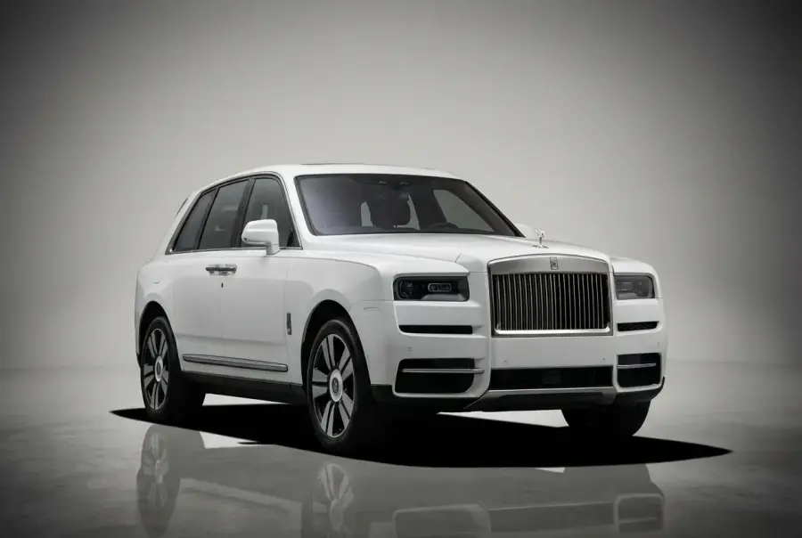 Alquiler de coches Rolls-Royce Cullinan Blanco 2021 en Dubái — foto 2 de 5