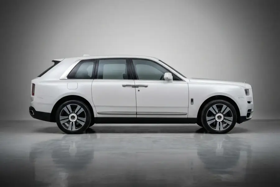 Alquiler de coches Rolls-Royce Cullinan Blanco 2021 en Dubái — foto 3 de 5