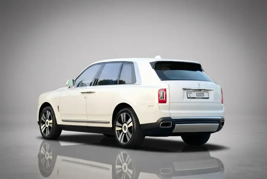 Alquiler de coches Rolls-Royce Cullinan Blanco 2021 en Dubái — foto 4 de 5