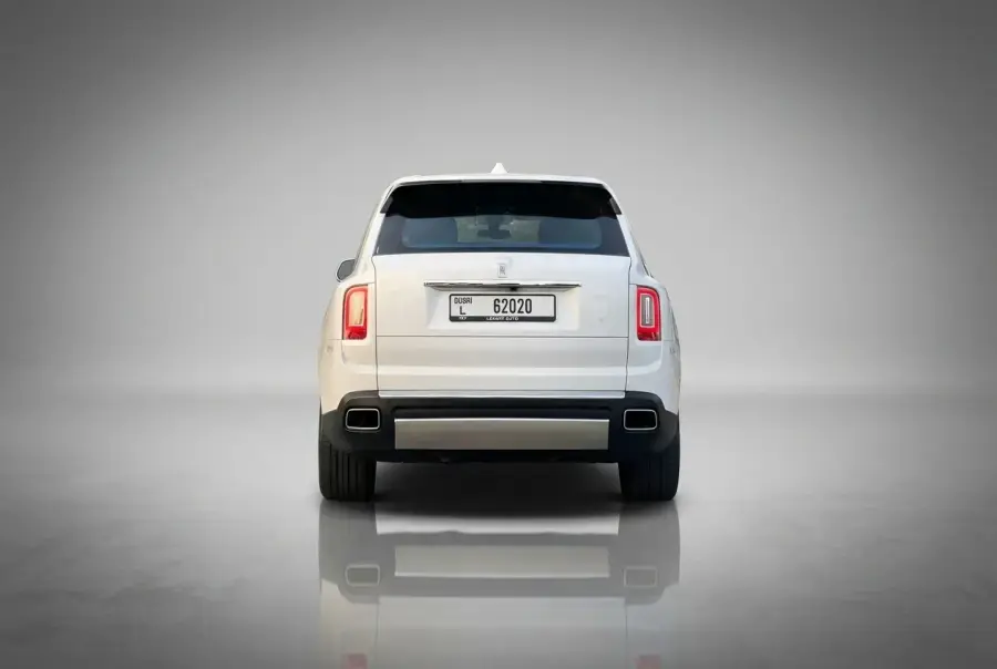Alquiler de coches Rolls-Royce Cullinan Blanco 2021 en Dubái — foto 5 de 5