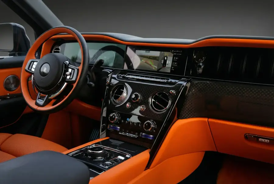 Аренда Rolls-Royce Cullinan Черный 2025 в Дубае в аренду в Дубай, ОАЭ — Rolls-Royce — фото 6 из 6
