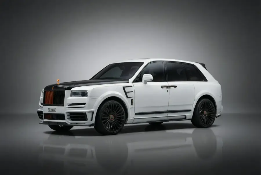 Alquila Rolls-Royce Cullinan Mansory Blanco 2021 en Dubái — foto 2 de 5