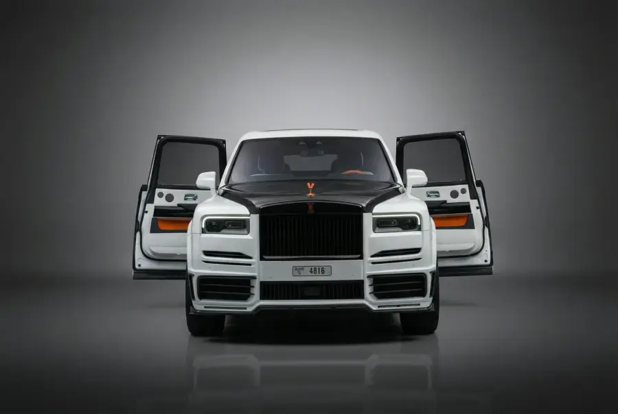 Alquila Rolls-Royce Cullinan Mansory Blanco 2021 en Dubái — foto 3 de 5