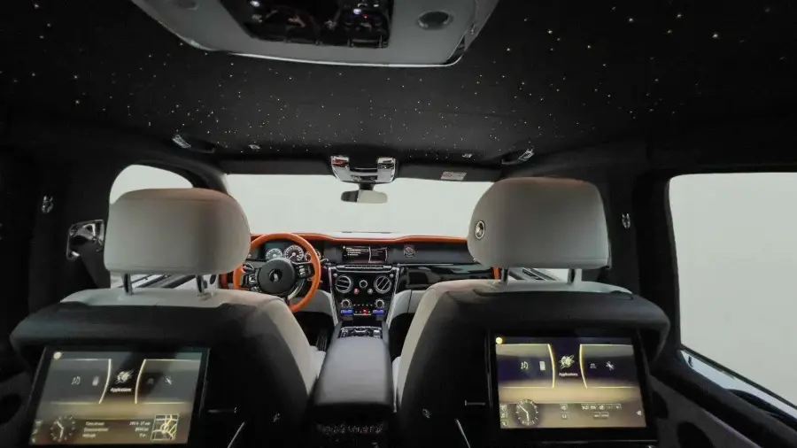 Alquila Rolls-Royce Cullinan Mansory Blanco 2021 en Dubái — foto 4 de 5