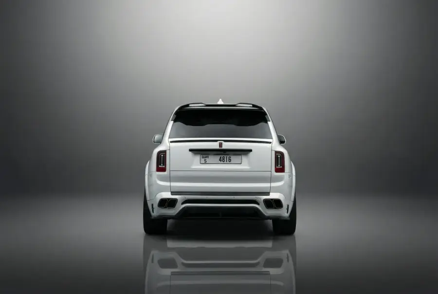 Alquila Rolls-Royce Cullinan Mansory Blanco 2021 en Dubái — foto 5 de 5