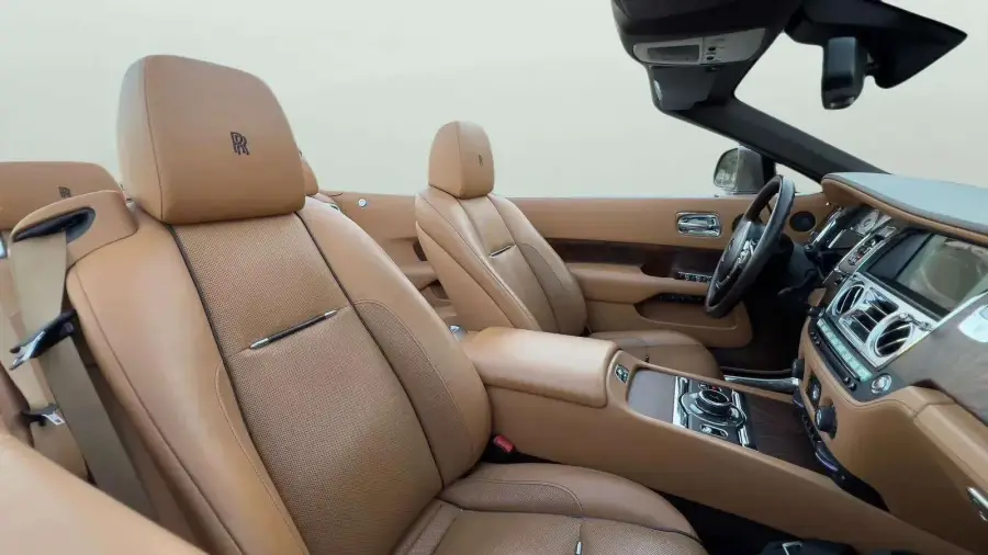 Rent Rolls-Royce Dawn Silver 2016 in Dubai — photo 4 of 5