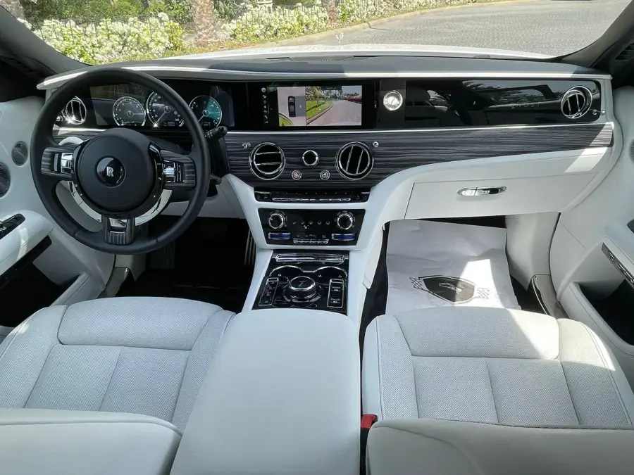Rent Rolls-Royce Ghost White 2021 in Dubai — photo 6 of 10