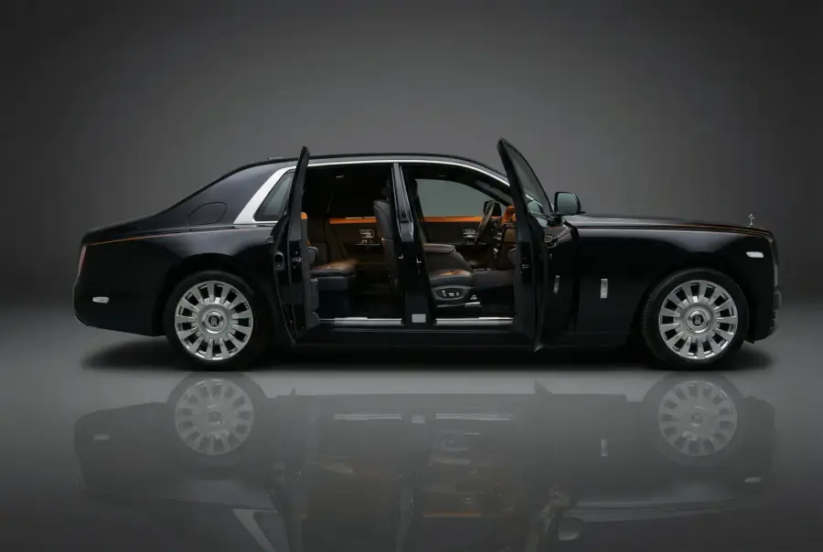 Rent Rolls-Royce Phantom Black 2022 in Dubai — photo 6 of 6
