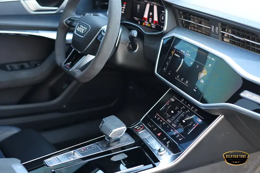 Rent Audi RS6 2024 in Dubai — photo 9 of 14