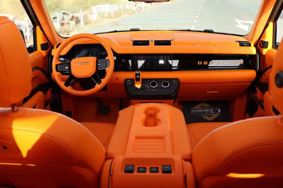 Rent Land Rover Defender in Dubai — photo 4 of 5