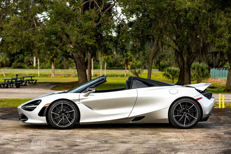 Rent Mclaren 720S Spider in Dubai — photo 2 of 4