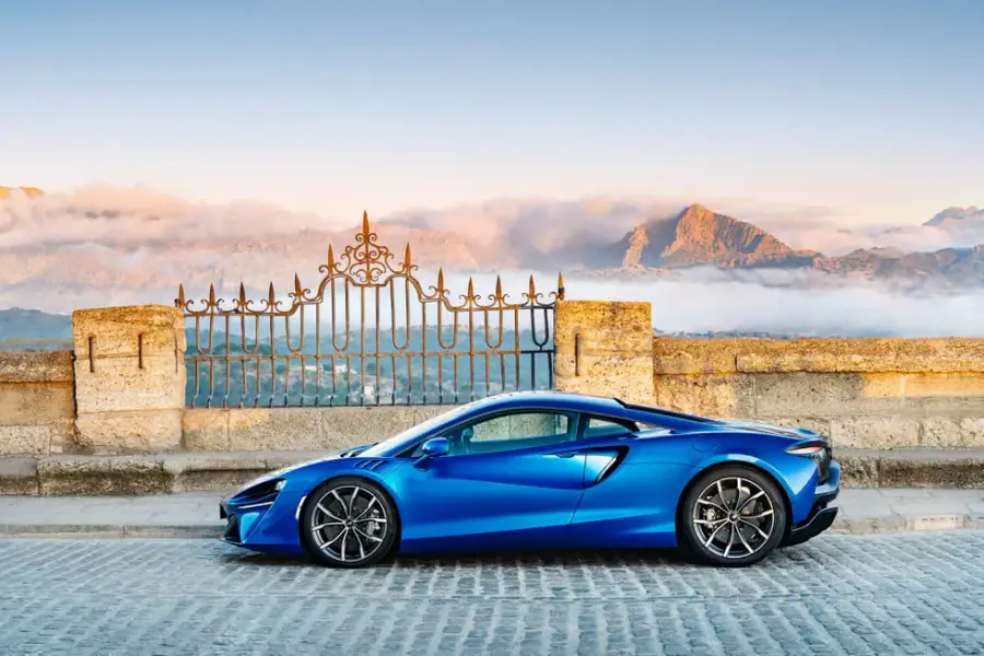 Rent Mclaren Artura in Dubai — photo 2 of 5