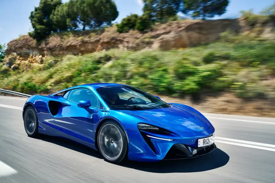 Rent Mclaren Artura in Dubai — photo 3 of 5
