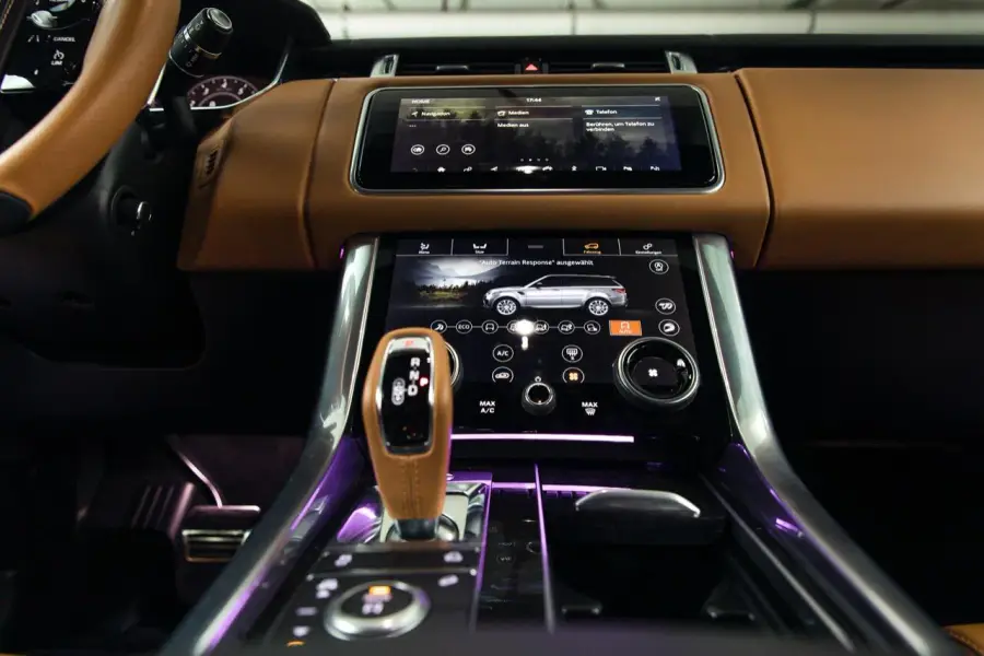 Rent Range Rover SVR in Dubai — photo 3 of 4