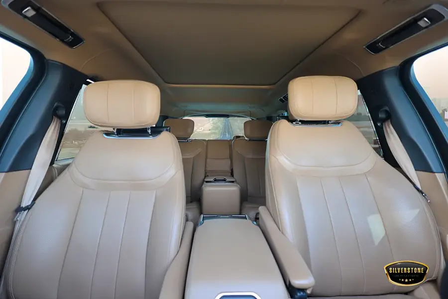 Rent Range Rover Vogue Autobiography Long 2023 in Dubai — photo 9 of 11