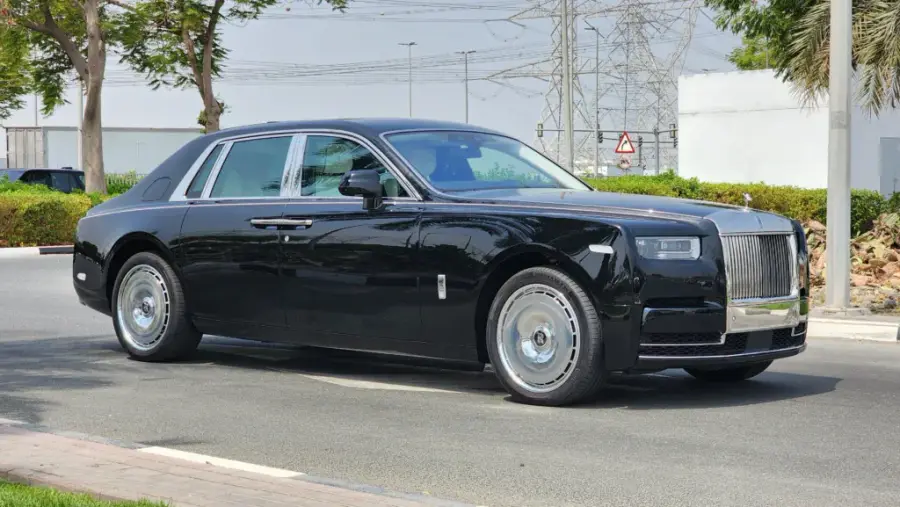Rent Rolls Royce Phantom in Dubai — Rolls-Royce — photo 2 of 4