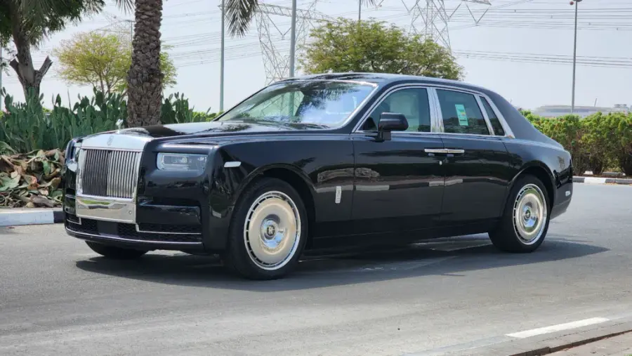 Rent Rolls Royce Phantom in Dubai — Rolls-Royce — photo 3 of 4
