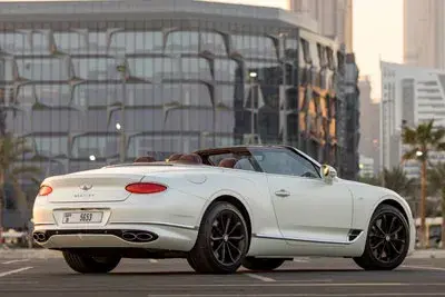 تأجير بنتلي GTC الأبيض في دبي — صورة 2 من 5