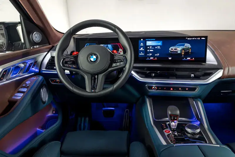 Alquile un BMW XM en Dubái — foto 2 de 5