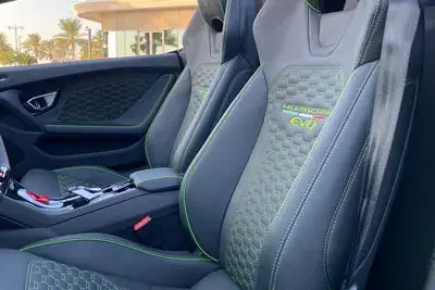 Alquile un Lamborghini Evo Verde 2020 en Dubái — foto 3 de 5