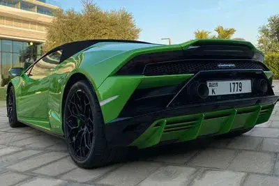 Alquile un Lamborghini Evo Verde 2020 en Dubái — foto 4 de 5