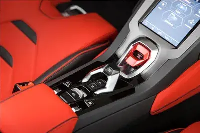 Rent Lamborghini Huracan EVO Red in Dubai — photo 5 of 5