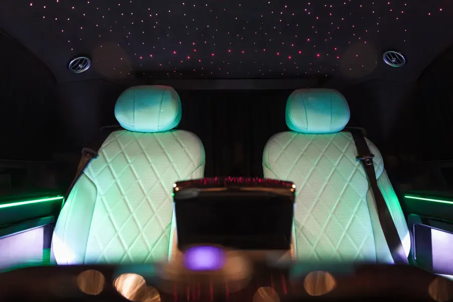 Rent Mercedes V250 Maybach in Dubai — Mercedes-Benz — photo 4 of 6