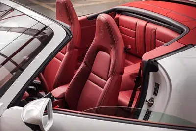 Rent Porsche 911 Carrera White in Dubai — photo 3 of 5