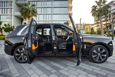เช่ารถ Rolls Royce Cullinan สีดำ 2020 ในดูไบ — Rolls-Royce — รูปที่ 4 จาก 5