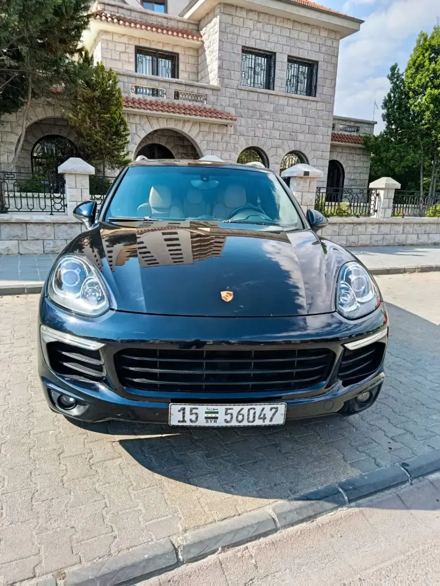 Rent Porsche Cayenne Black 2016 in Damascus — photo 2 of 7