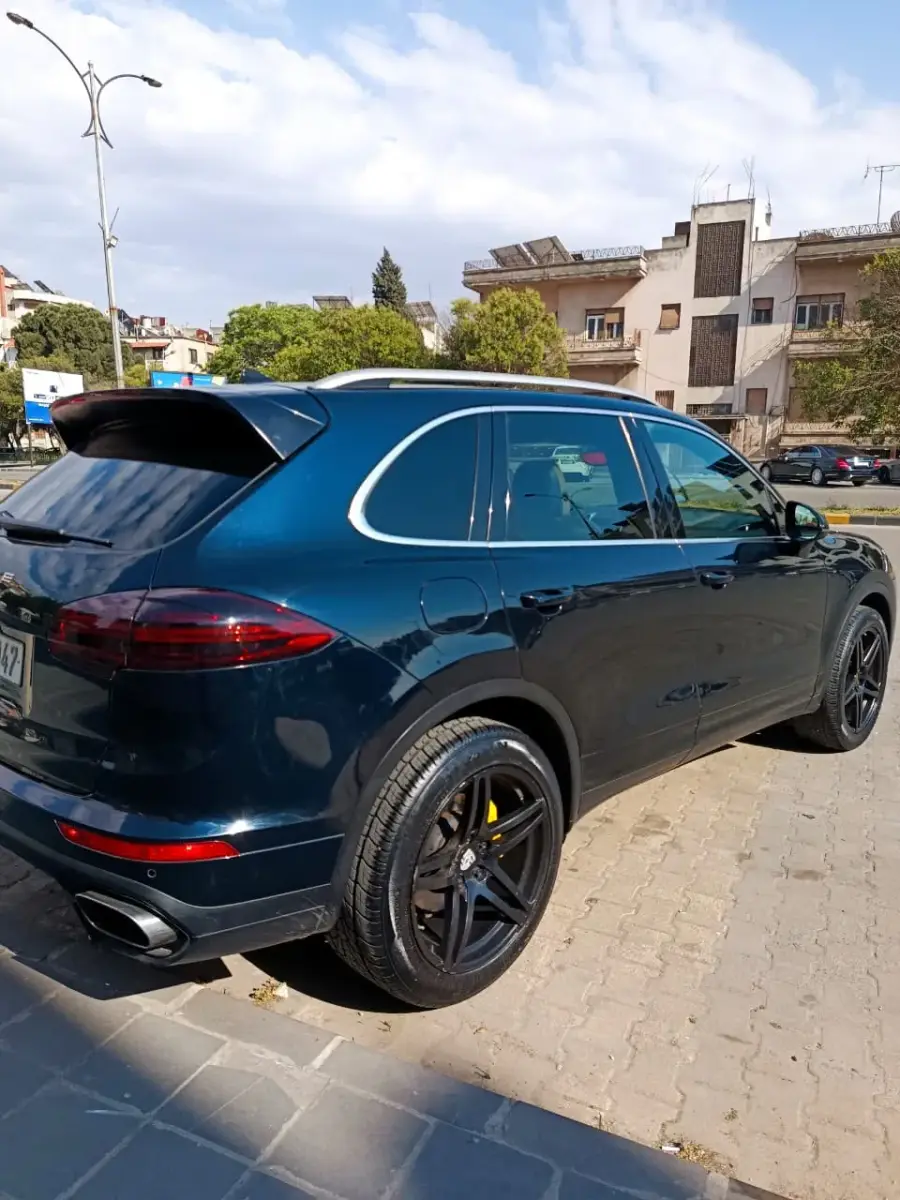 Rent Porsche Cayenne Black 2016 in Damascus — photo 3 of 7