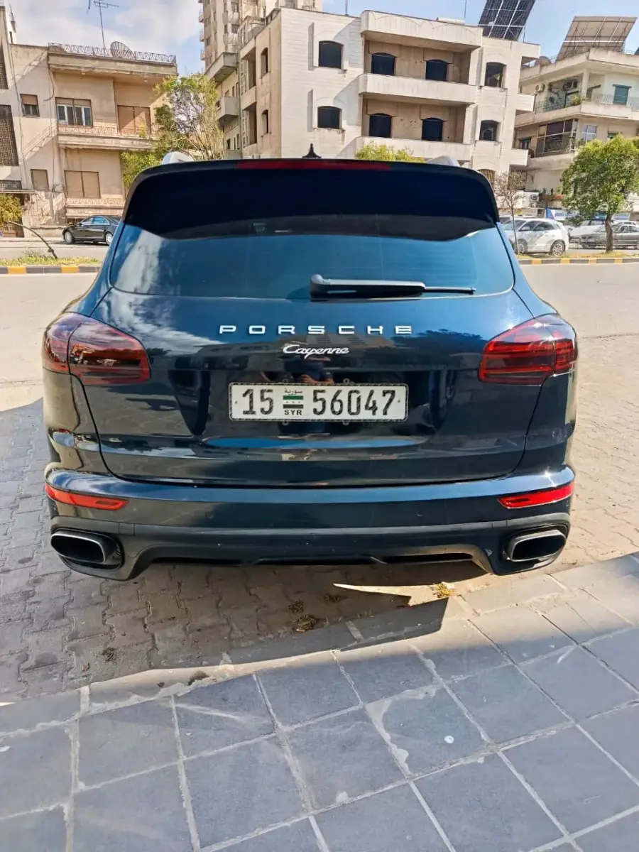 Rent Porsche Cayenne Black 2016 in Damascus — photo 4 of 7
