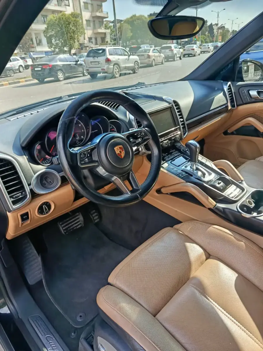 Rent Porsche Cayenne Black 2016 in Damascus — photo 5 of 7
