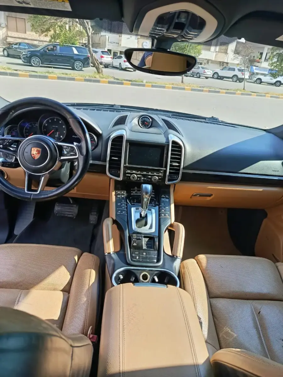 Rent Porsche Cayenne Black 2016 in Damascus — photo 6 of 7