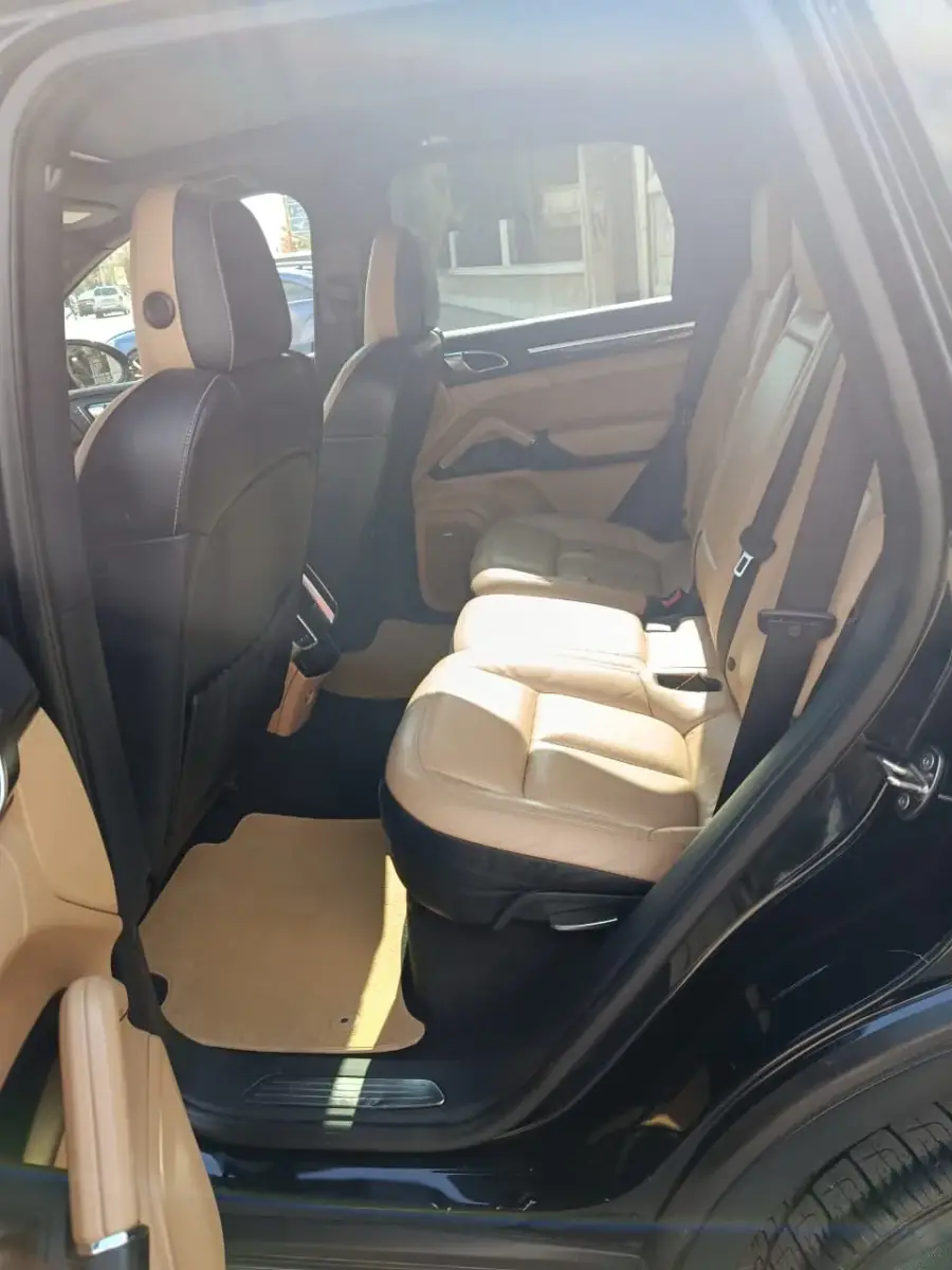 Rent Porsche Cayenne Black 2016 in Damascus — photo 7 of 7