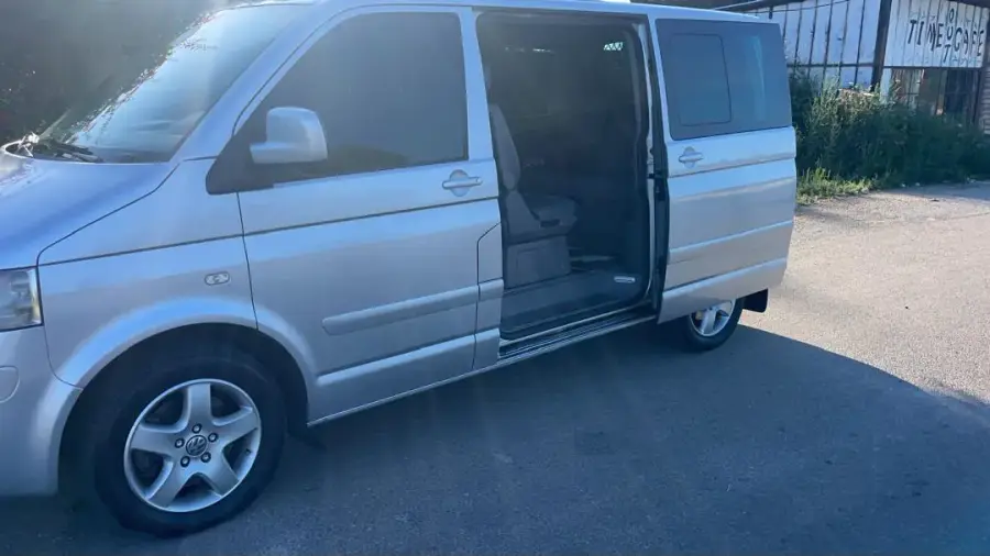 Rent Volkswagen Multivan Silver 2007 in Damascus — photo 3 of 9