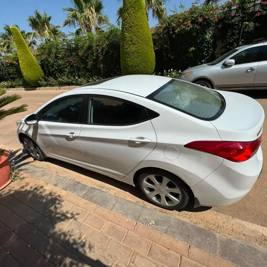 Rent Hyundai Elantra White 2014 in Damascus — photo 3 of 5