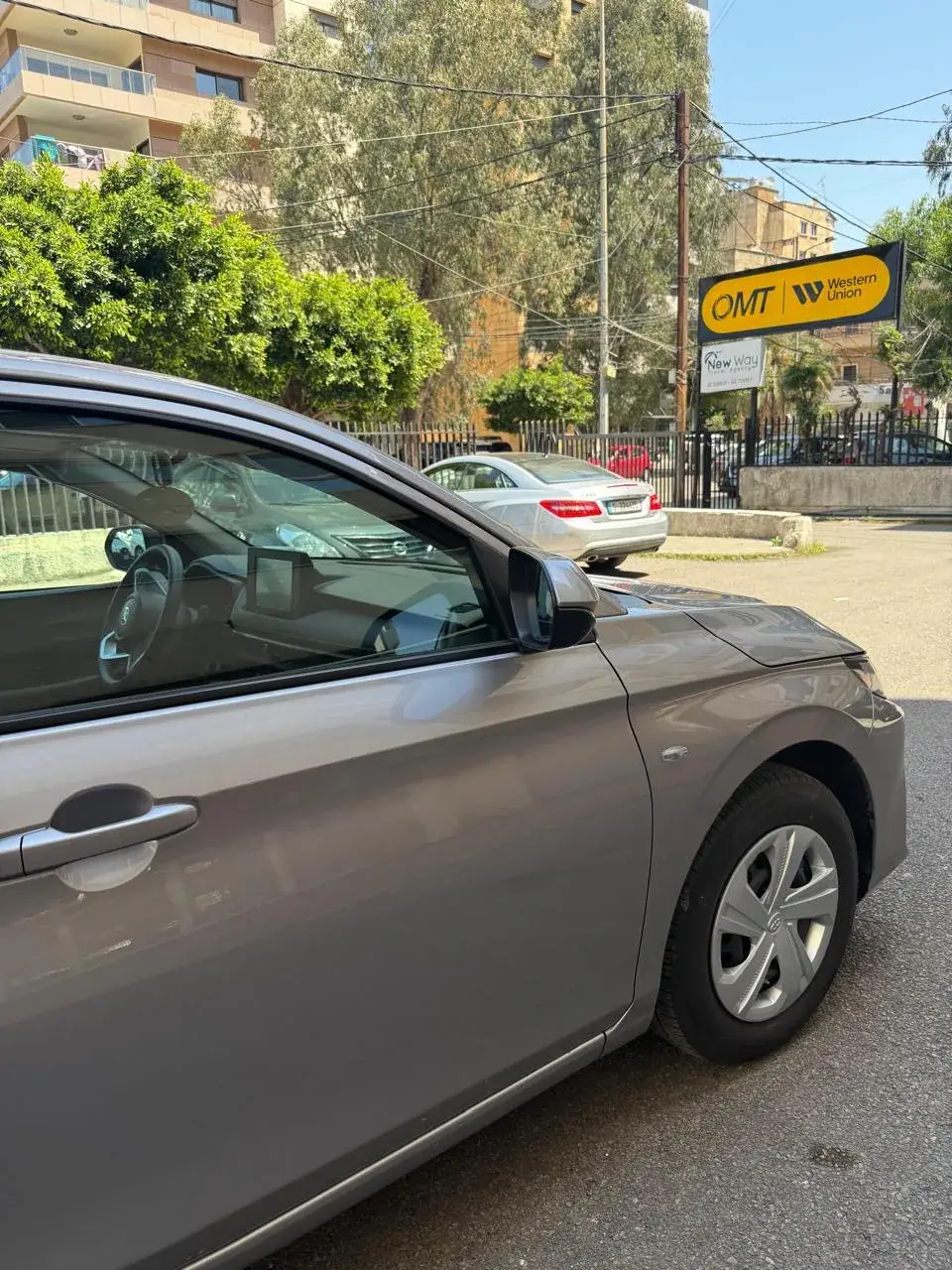 تأجير تويوتا يارس الفضي 2025 في بيروت للتأجير في beirut, لبنان — تويوتا — صورة 2 من 4