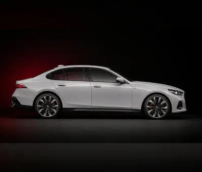 Dubai'de 2024 Model Gri BMW 520i Kiralık