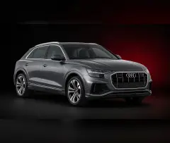 Dubai'da 2023 model Gri Audi Q8 kiralık