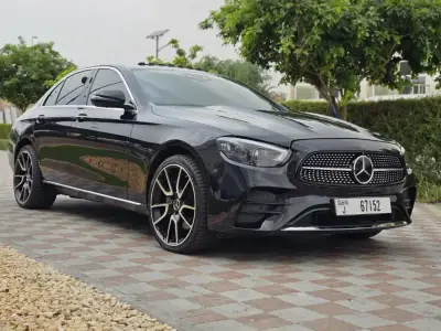 Dubai'de Mercedes E300 Kiralayın