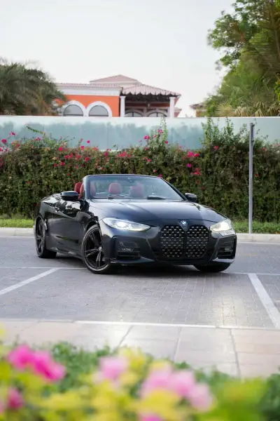 Dubai'de Siyah BMW M430i Cabriolet Kiralık