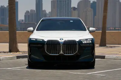 Dubai'de 2023 Model Beyaz BMW 7 Serisi Araç Kiralama
