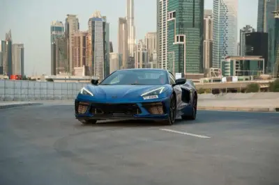 Dubai'de 2024 model Mavi Corvette C8 Cabriolet kiralayın